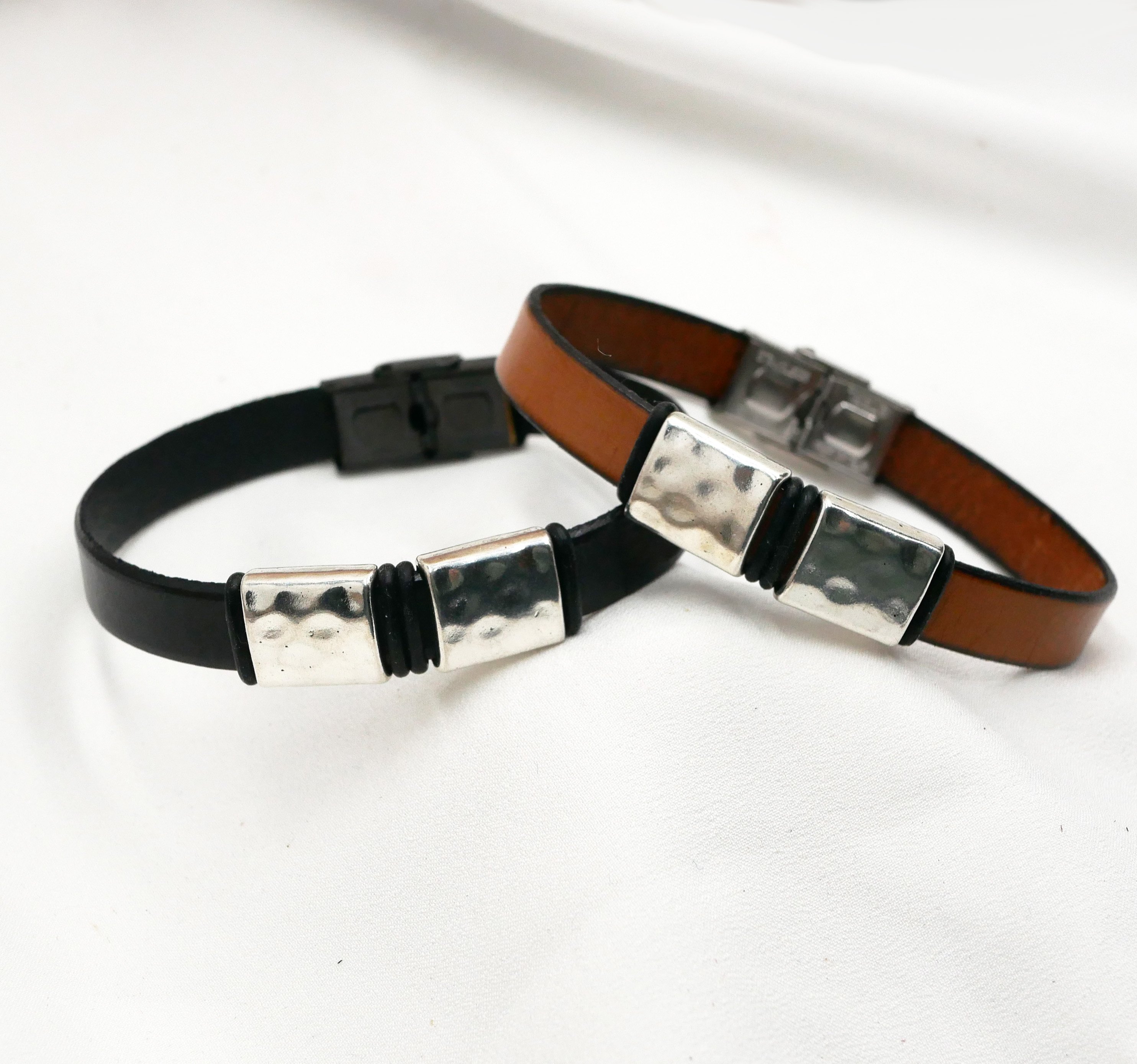 Pulsera de cuero para hombre con cuadrados de metal martillado para personalizar