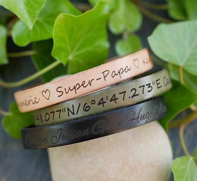 Bracelets en cuir personnalisés avec gravure et fermoir magnétique.