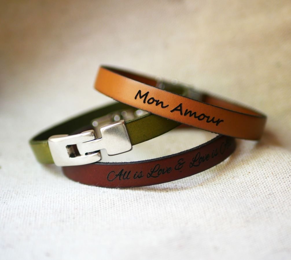 Pulsera de piel mixta con cierre en T grabado en el color que elija