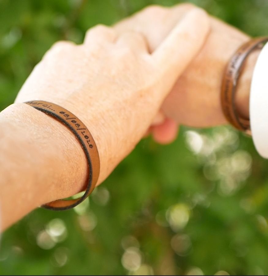 Regalo gourmet para parejas: 2 pulseras de cuero personalizadas mediante grabado 