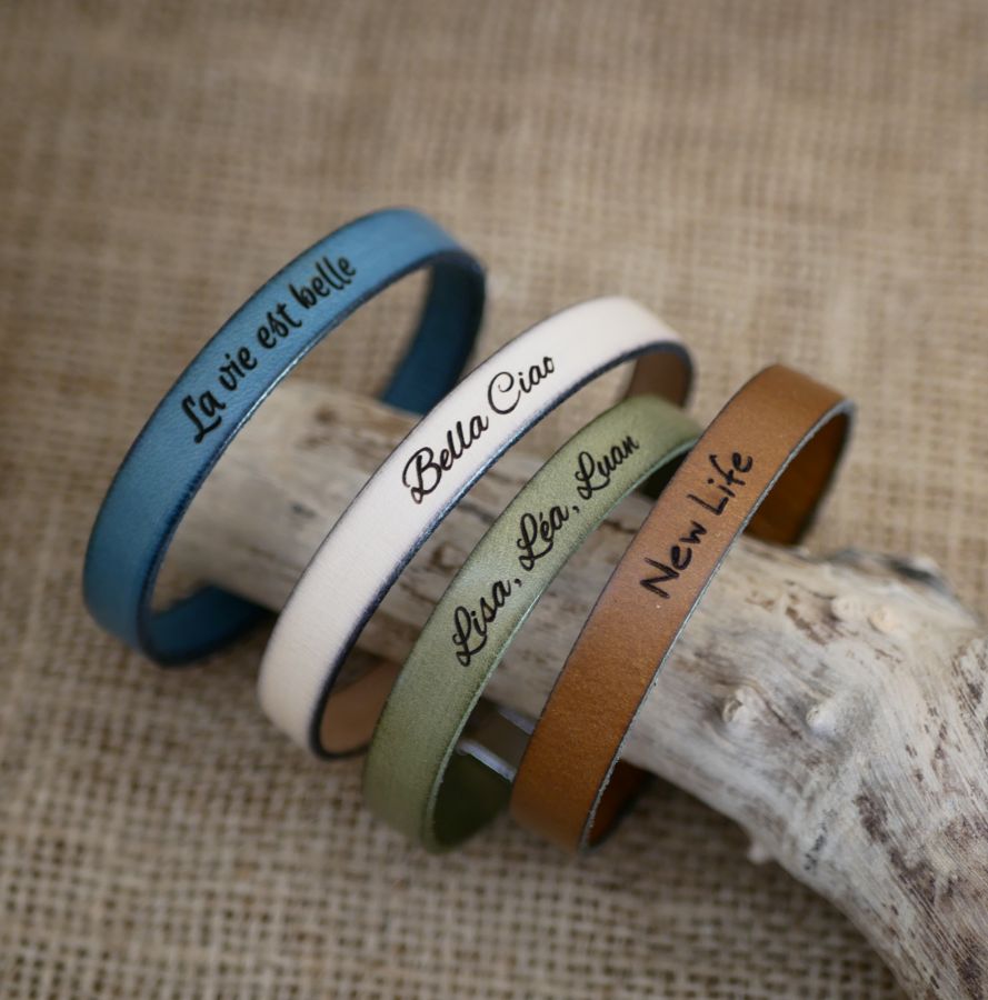 Pulsera de piel mixta con cierre en T grabado en el color que elija