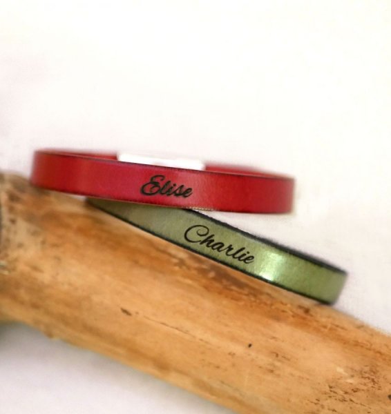 Pulsera de piel mixta con cierre en T grabado en el color que elija