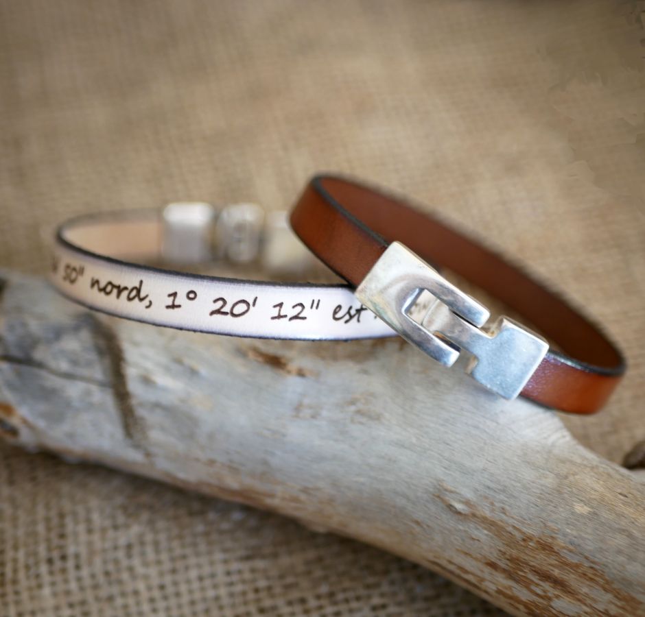 Pulsera de piel mixta con cierre en T grabado en el color que elija