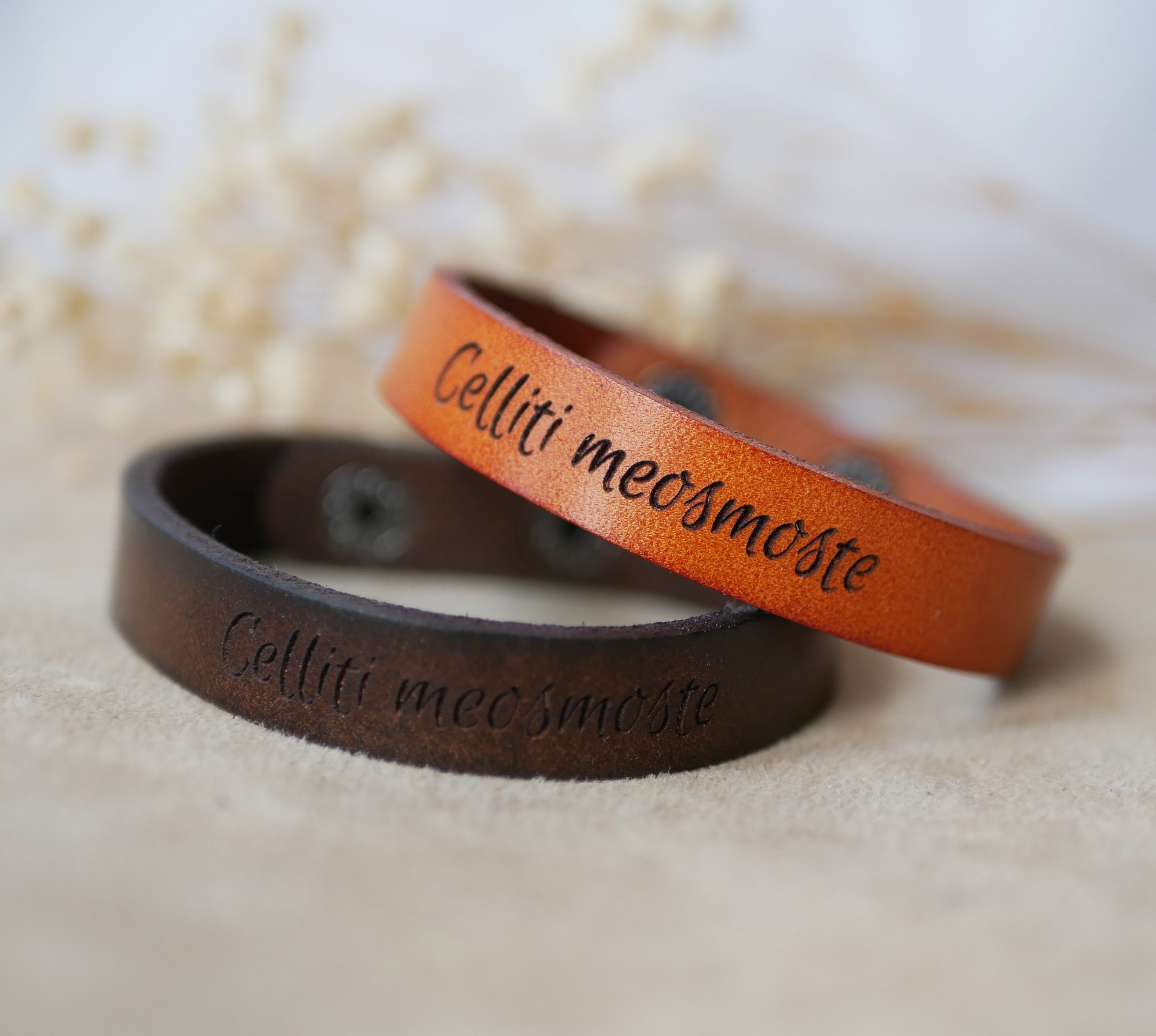 Correa de piel mixta camel grabada con botones de presi&oacute;n