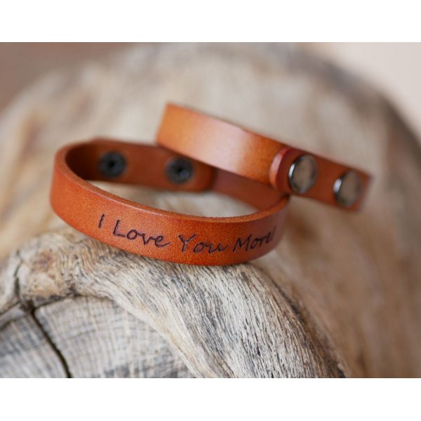 Correa de piel mixta camel grabada con botones de presi&oacute;n