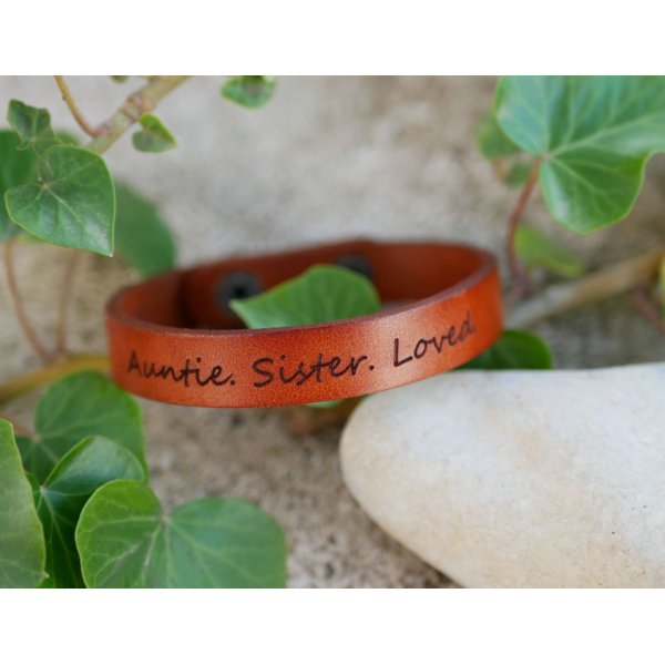 Correa de piel mixta camel grabada con botones de presi&oacute;n