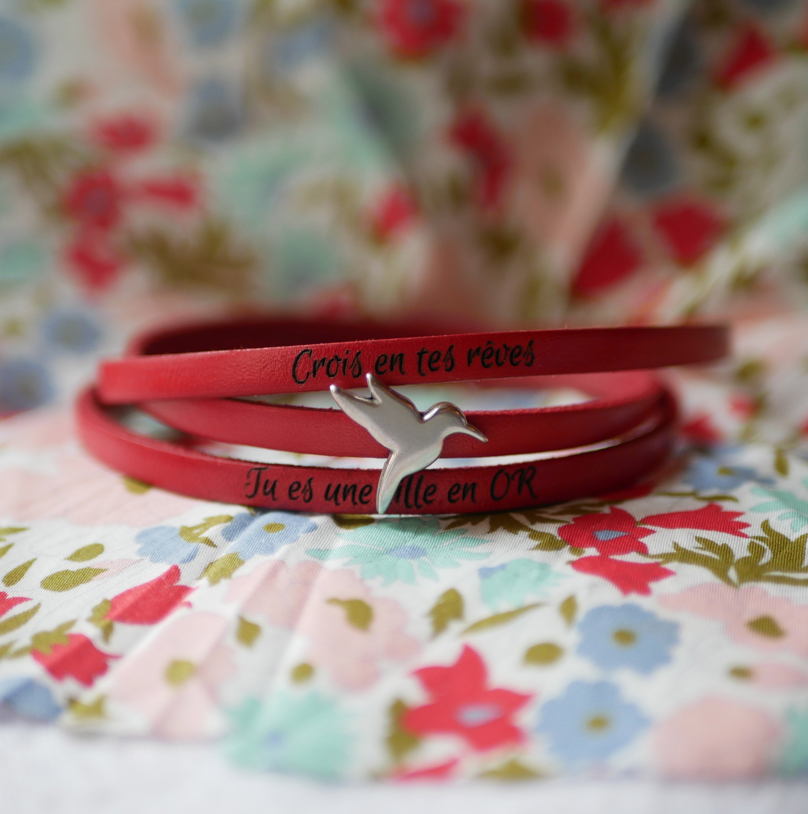 Correa de piel multivuelta personalizable con motivo de estrella, infinito o coraz&oacute;n 