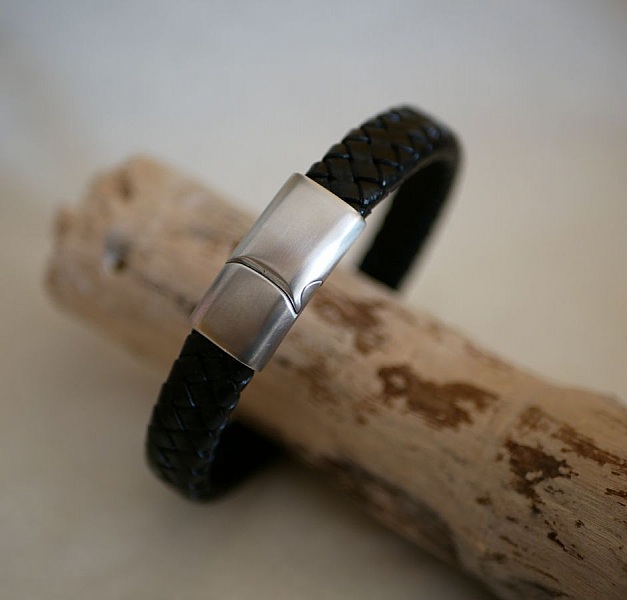 Bracelet homme en cuir tressé noir avec fermoir personnalisable.