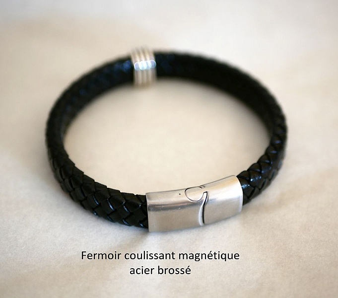 Bracelet homme en cuir tressé avec fermoir magnétique personnalisable.