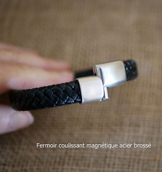 Bracelet en cuir tressé avec fermoir magnétique en acier.