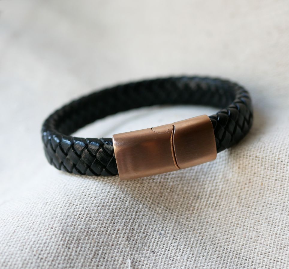 Pulsera de piel negra con cierre magnético de acero Rose Gold