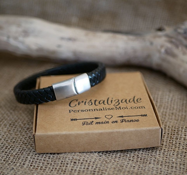 Bracelet en cuir tressé noir avec fermoir en acier.