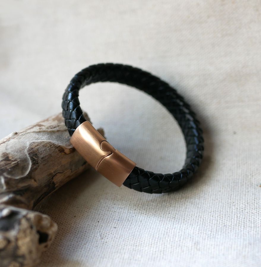 Pulsera de piel negra con cierre magnético de acero Rose Gold