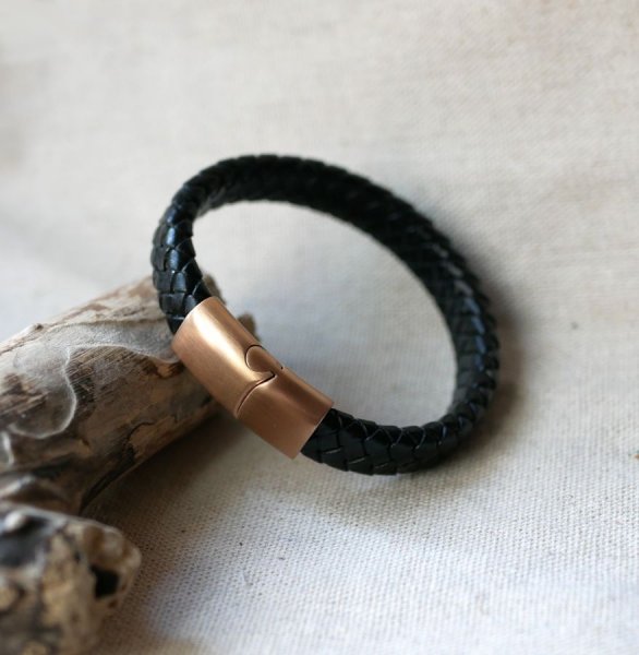 Pulsera de piel negra con cierre magn&eacute;tico de acero Rose Gold