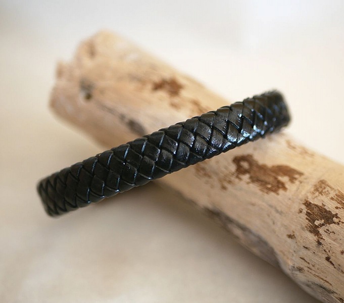 Bracelet tressé en cuir noir personnalisable sur bois flotté.