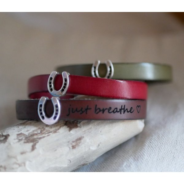 Pulsera de cuero personalizada decorada con una peque&ntilde;a herradura 