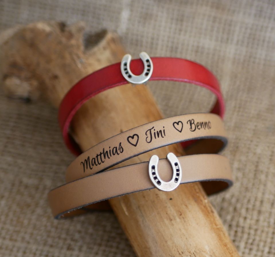 Pulsera de cuero personalizada decorada con una pequeña herradura 