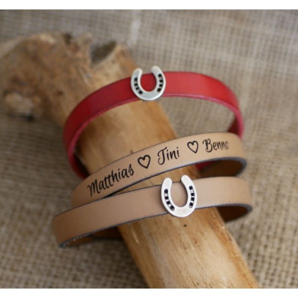 Pulsera de cuero personalizada decorada con una peque&ntilde;a herradura 