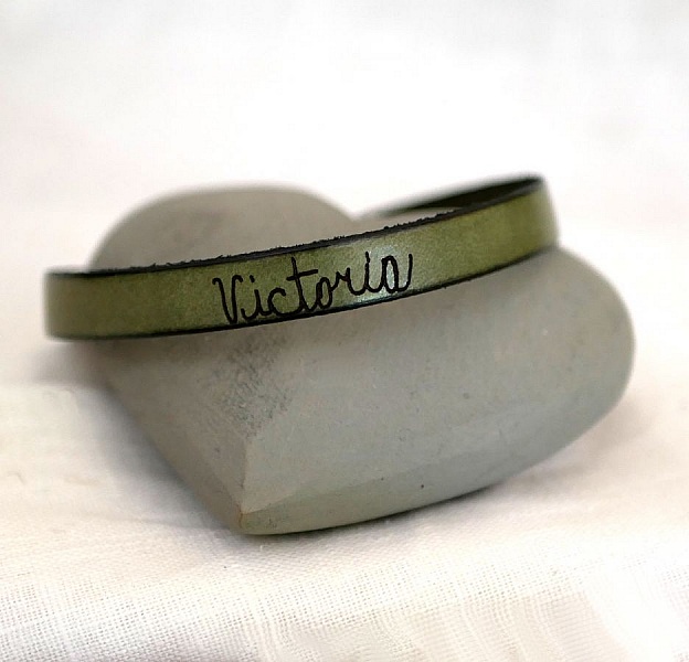Bracelet en cuir vert personnalisable avec prénom gravé.
