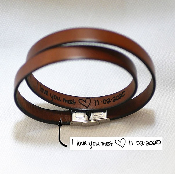 Bracelet en cuir marron personnalisable avec gravure message.