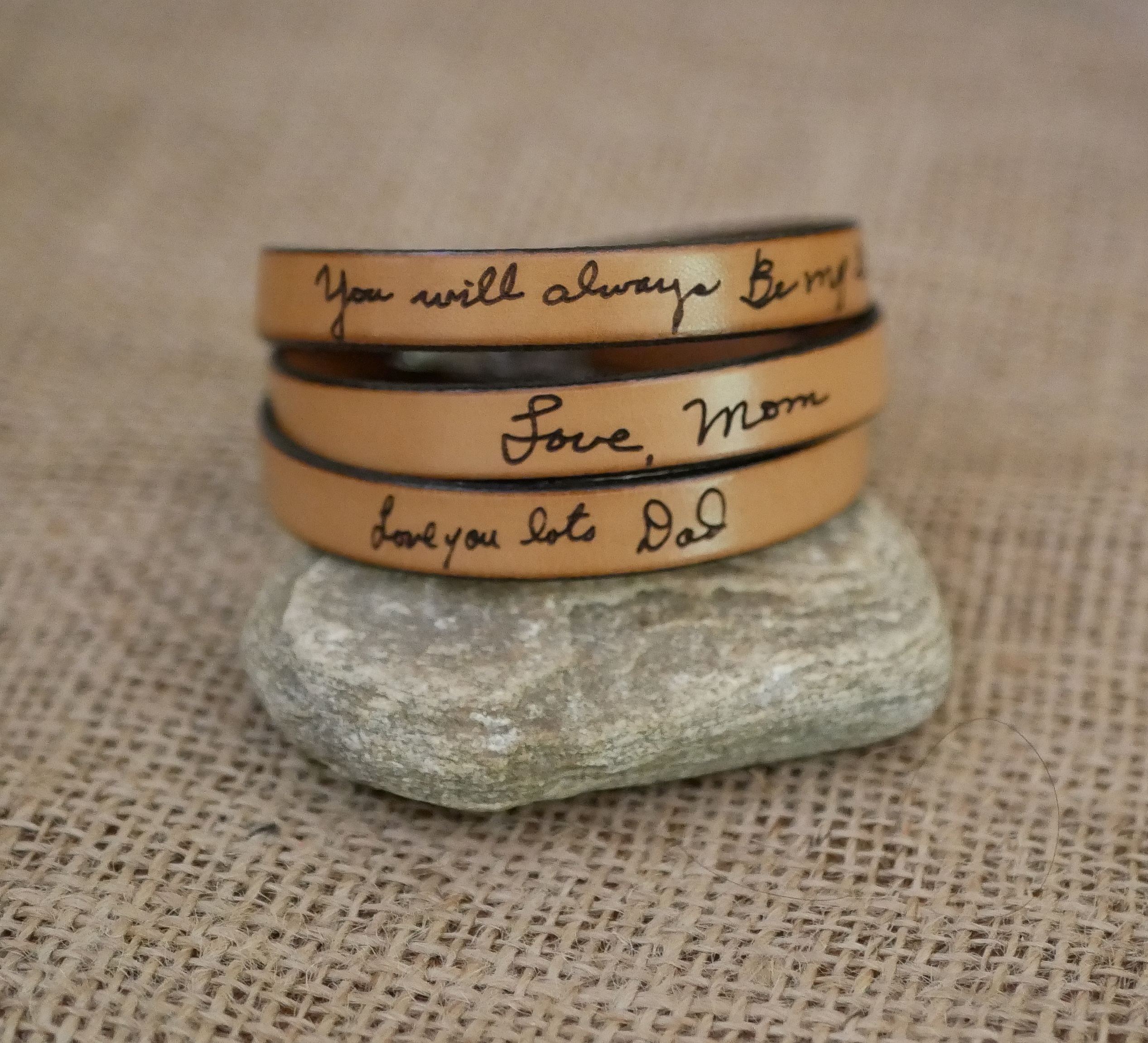 Bracelet en cuir personnalisé avec message gravé à la main.