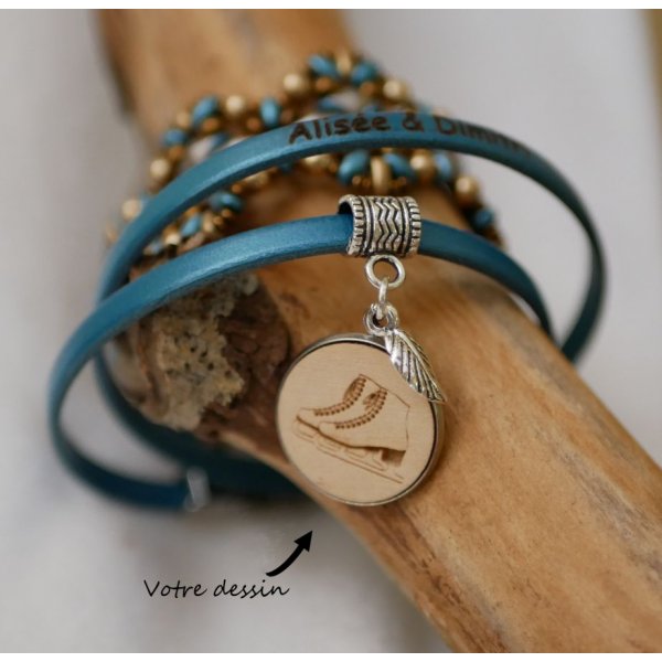 Pulsera de cuero personalizada con cabuj&oacute;n de madera grabado
