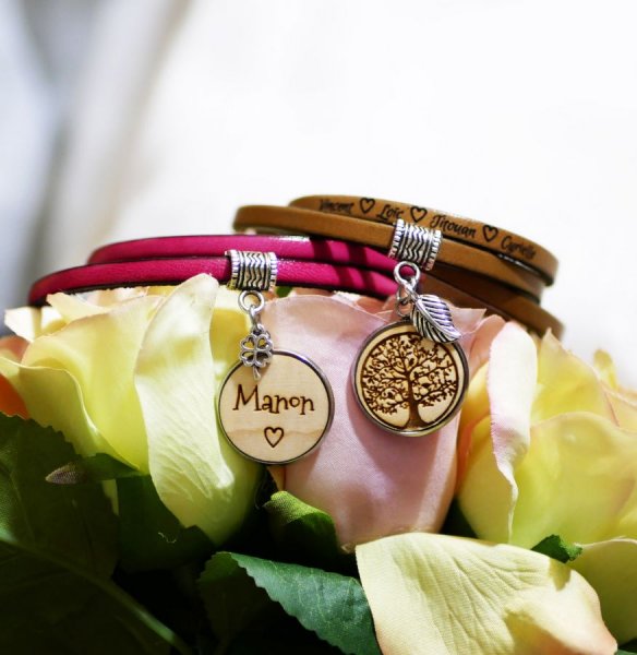 Pulsera de cuero personalizada con cabuj&oacute;n de madera grabado
