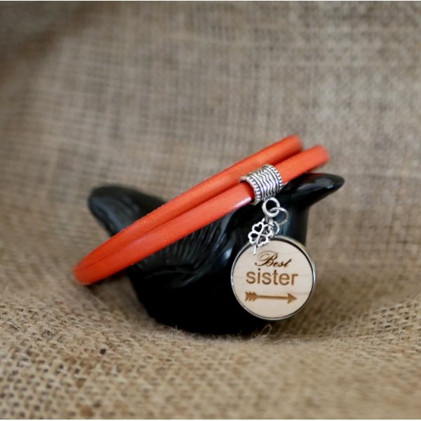 Pulsera de cuero personalizada con cabuj&oacute;n de madera grabado