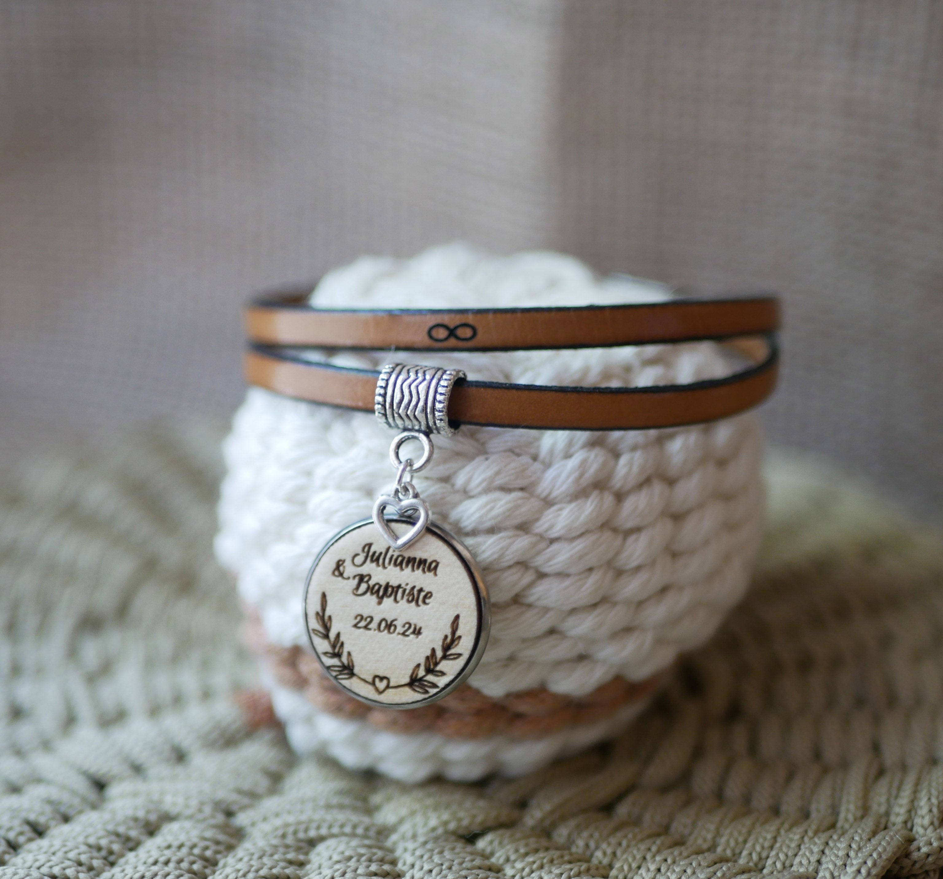 Pulsera de cuero personalizada con cabuj&oacute;n de madera grabado