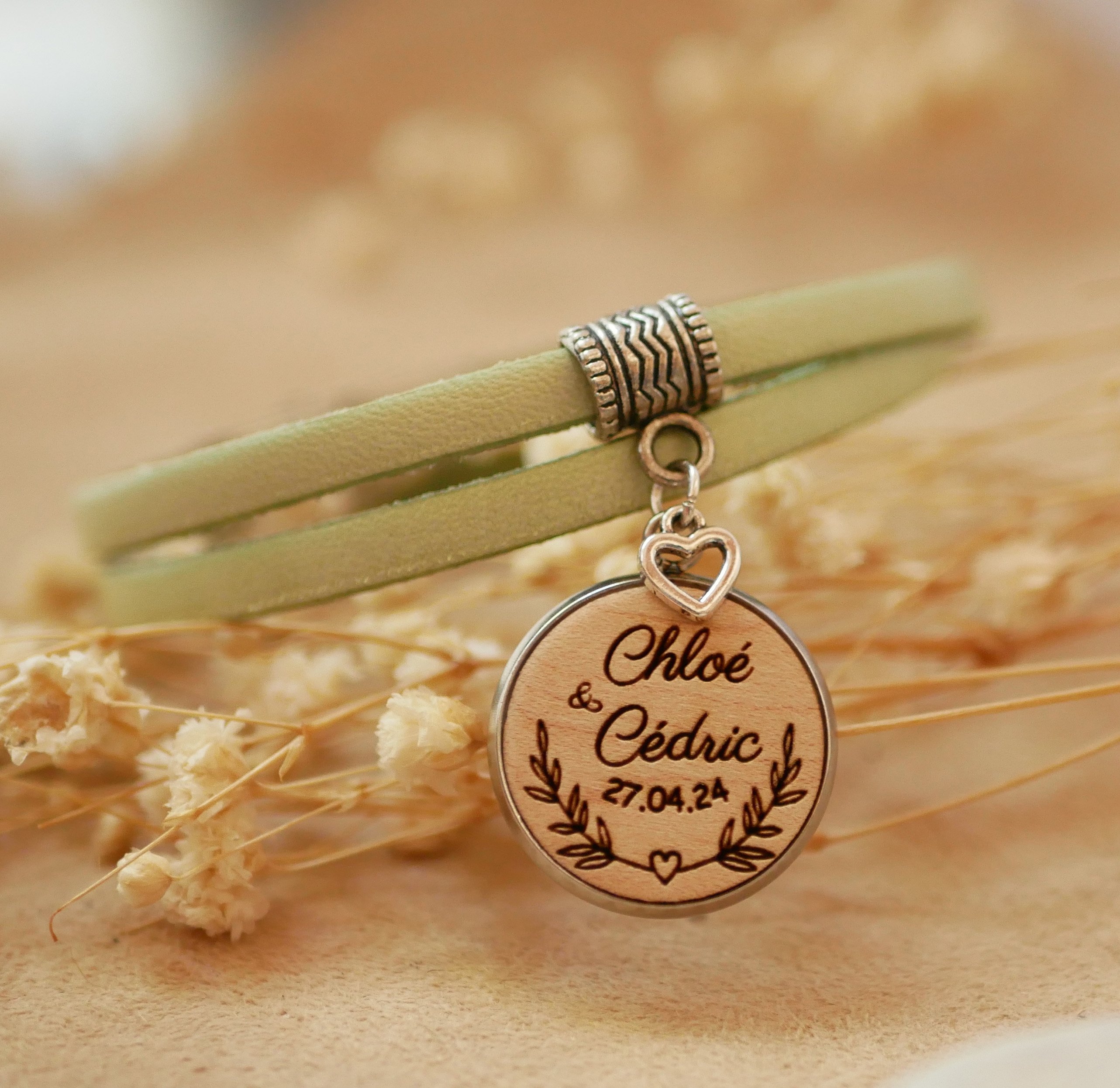 Pulsera de cuero personalizada con cabuj&oacute;n de madera grabado