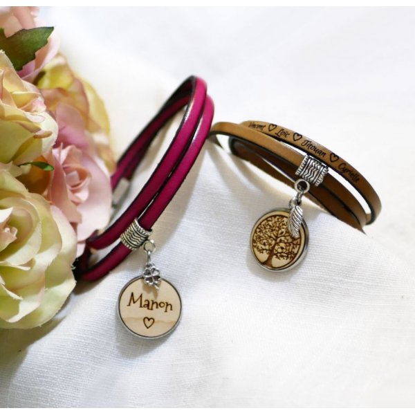 Pulsera de cuero personalizada con cabuj&oacute;n de madera grabado