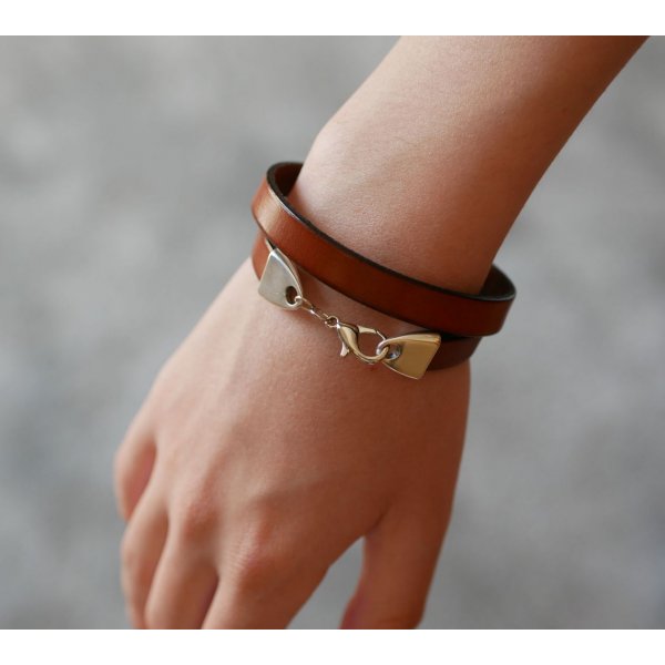 Pulsera de cuero personalizada decorada con un cabuj&oacute;n del &aacute;rbol de la vida