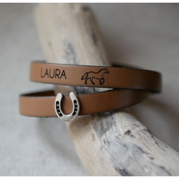 Pulsera de cuero personalizada decorada con una peque&ntilde;a herradura 