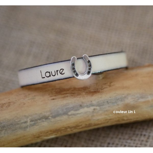 Pulsera de cuero personalizada decorada con una peque&ntilde;a herradura 