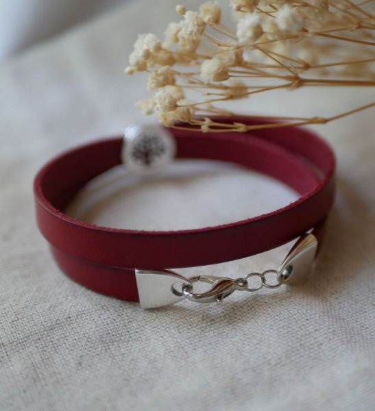 Pulsera de cuero personalizada decorada con un cabuj&oacute;n del &aacute;rbol de la vida