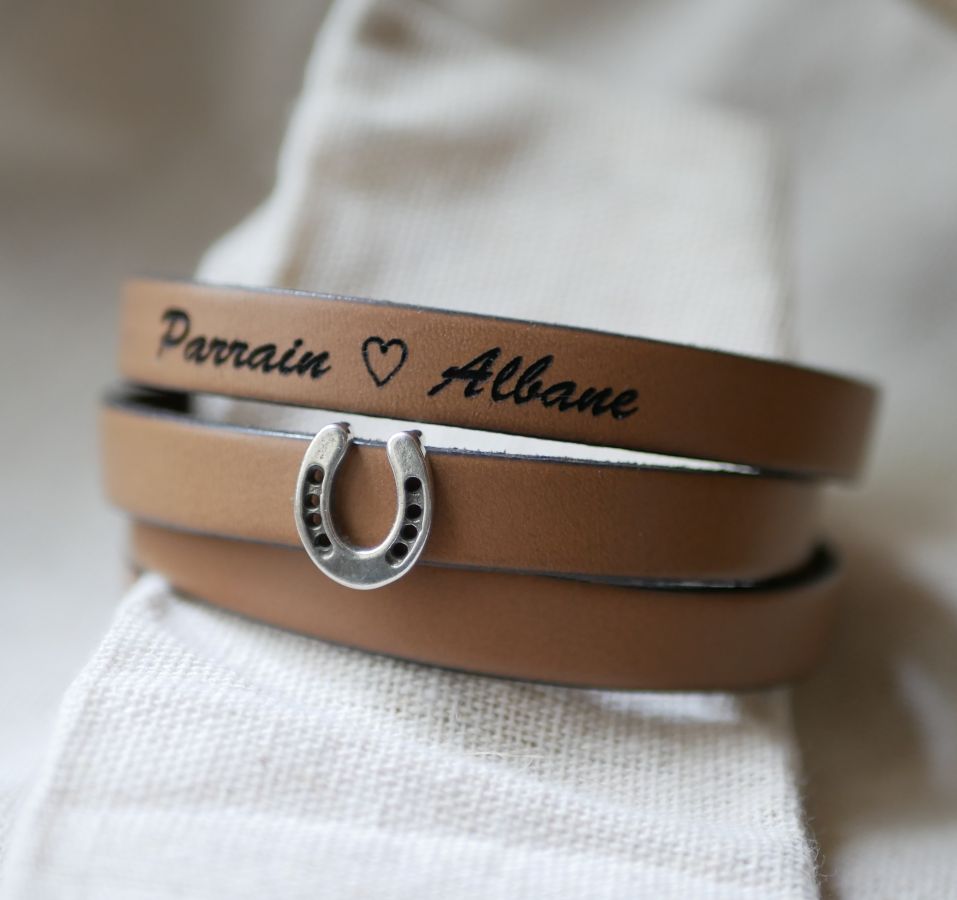 Pulsera de cuero personalizada decorada con una pequeña herradura 