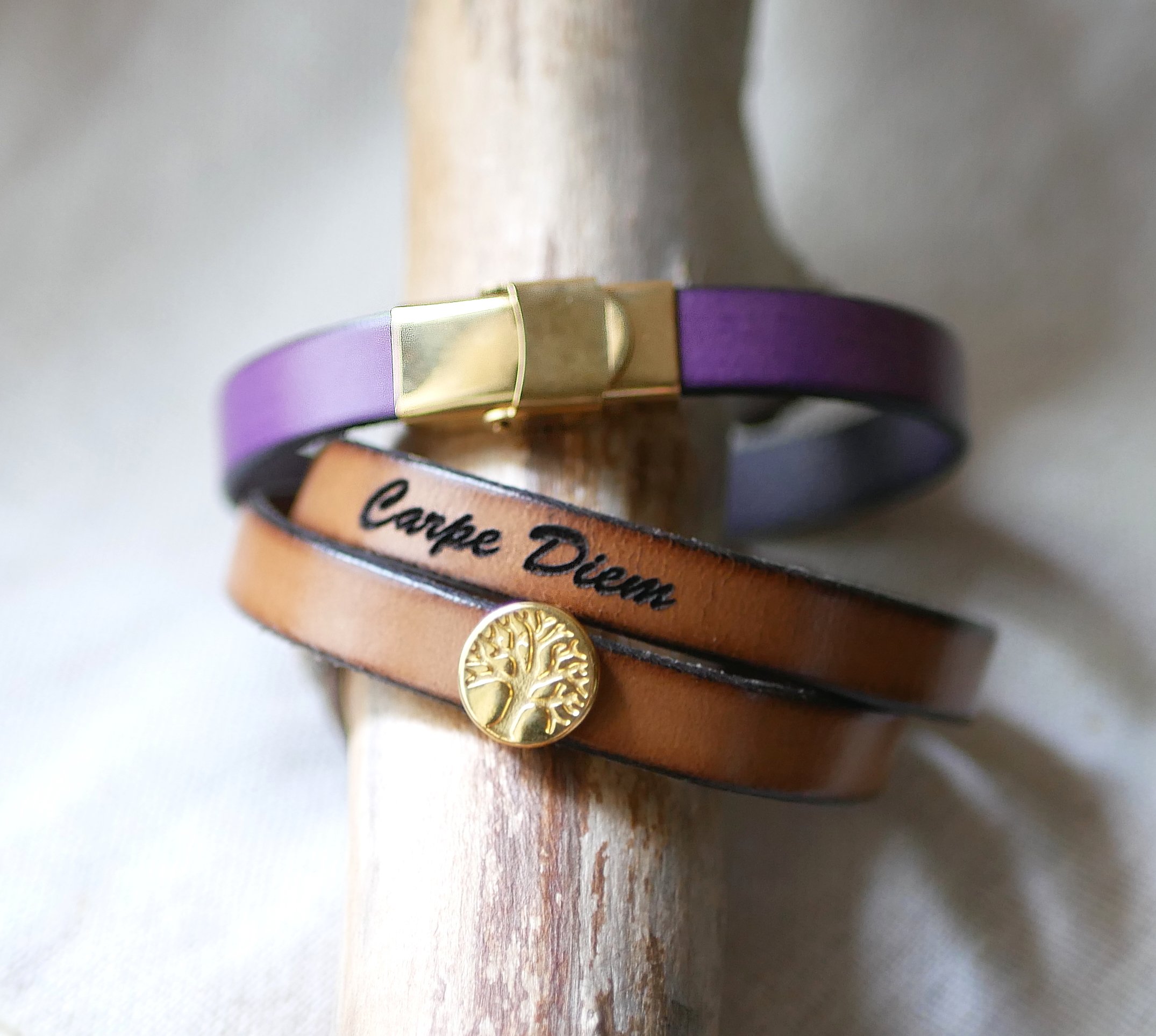 Pulsera de cuero personalizada decorada con un árbol de la vida dorado 