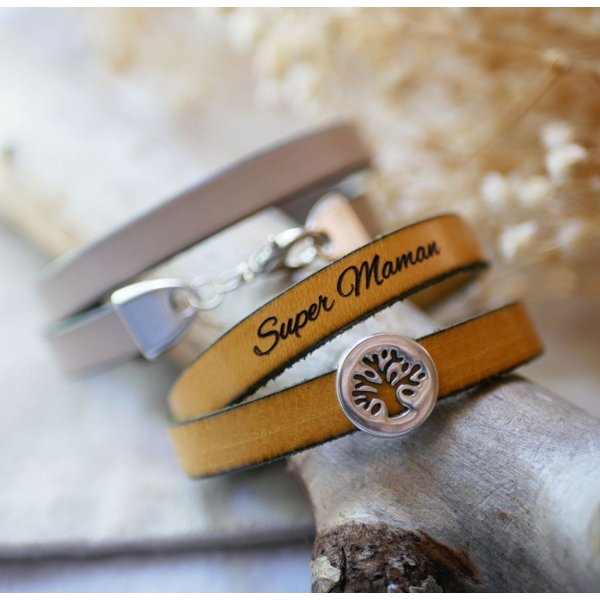 Pulsera de cuero personalizada decorada con un cabuj&oacute;n del &aacute;rbol de la vida