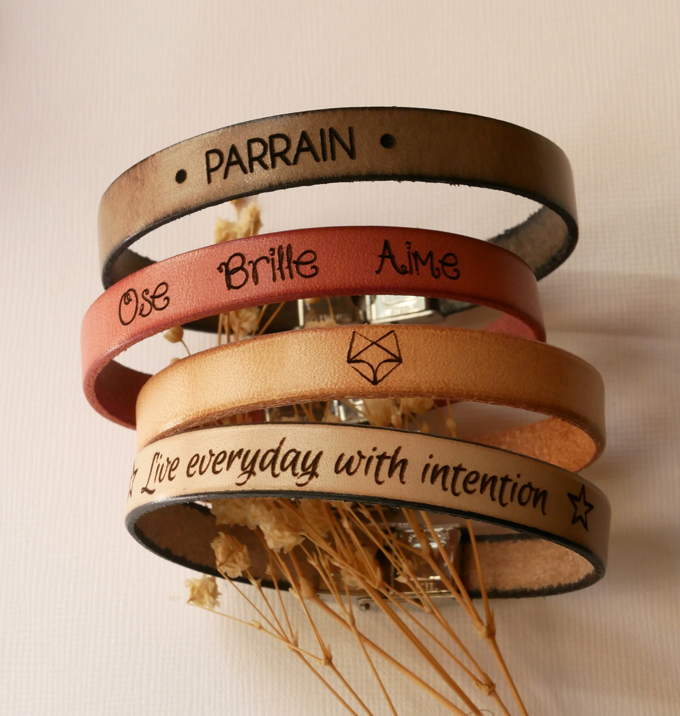Pulsera de cuero personalizada para hombre o mujer grabada con nombre o mensaje