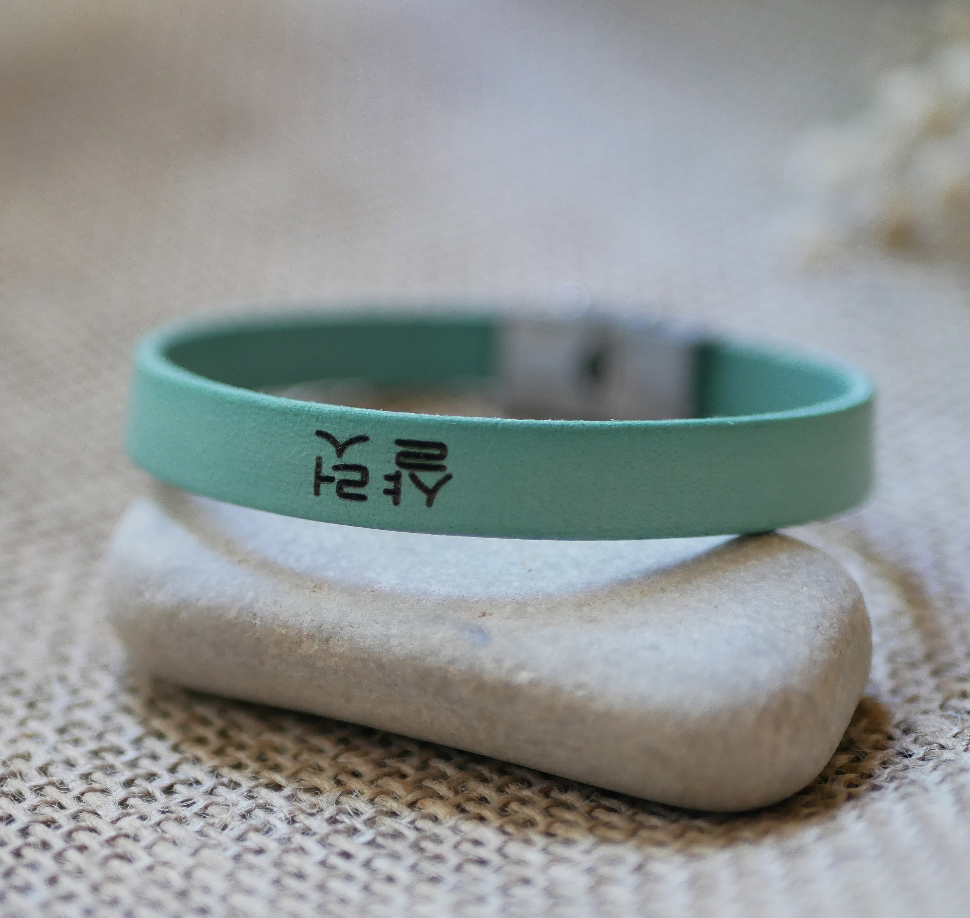 Bracelet en cuir personnalisable avec inscription en coréen.