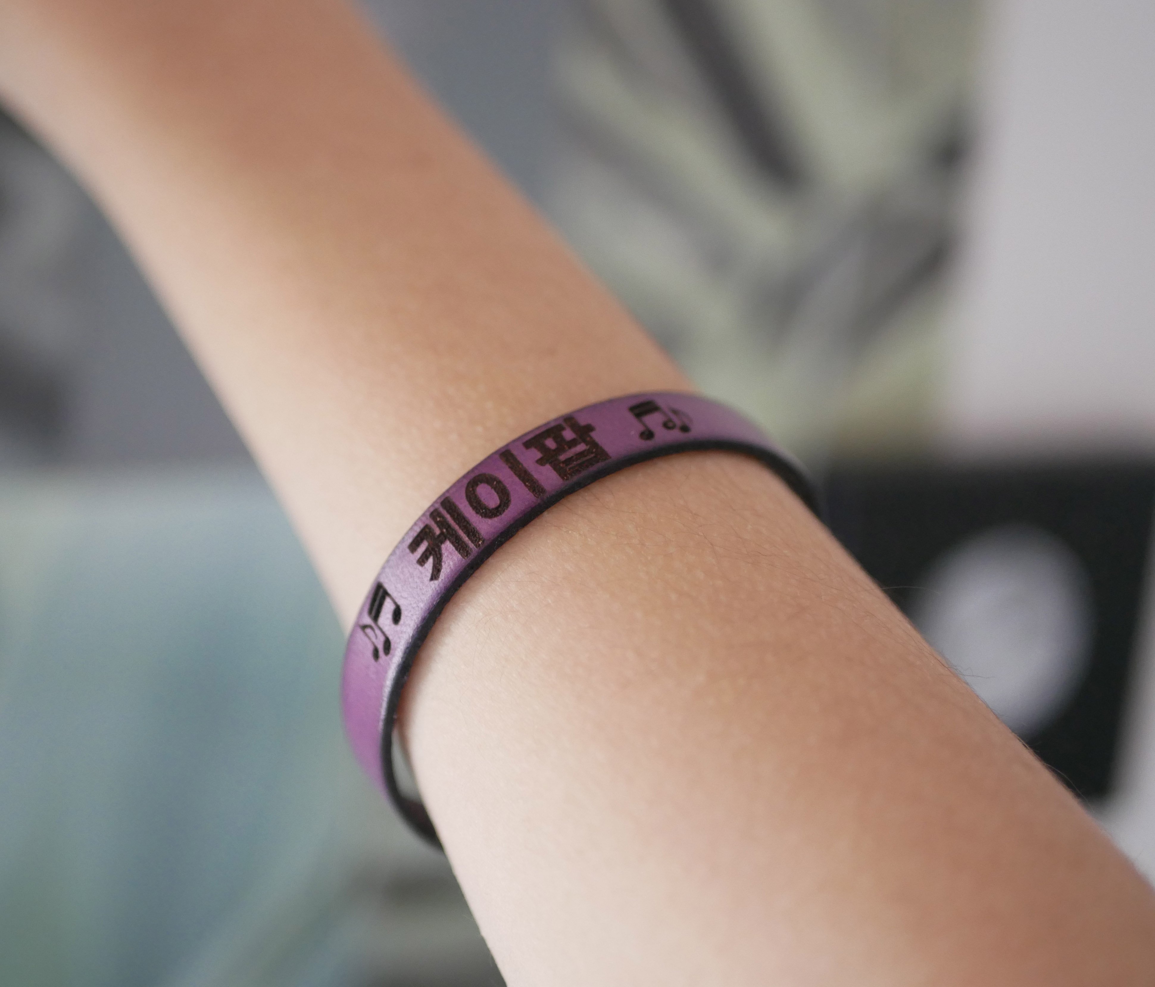 Pulsera coreana con nombre de fan de kpop en cuero para personalizar