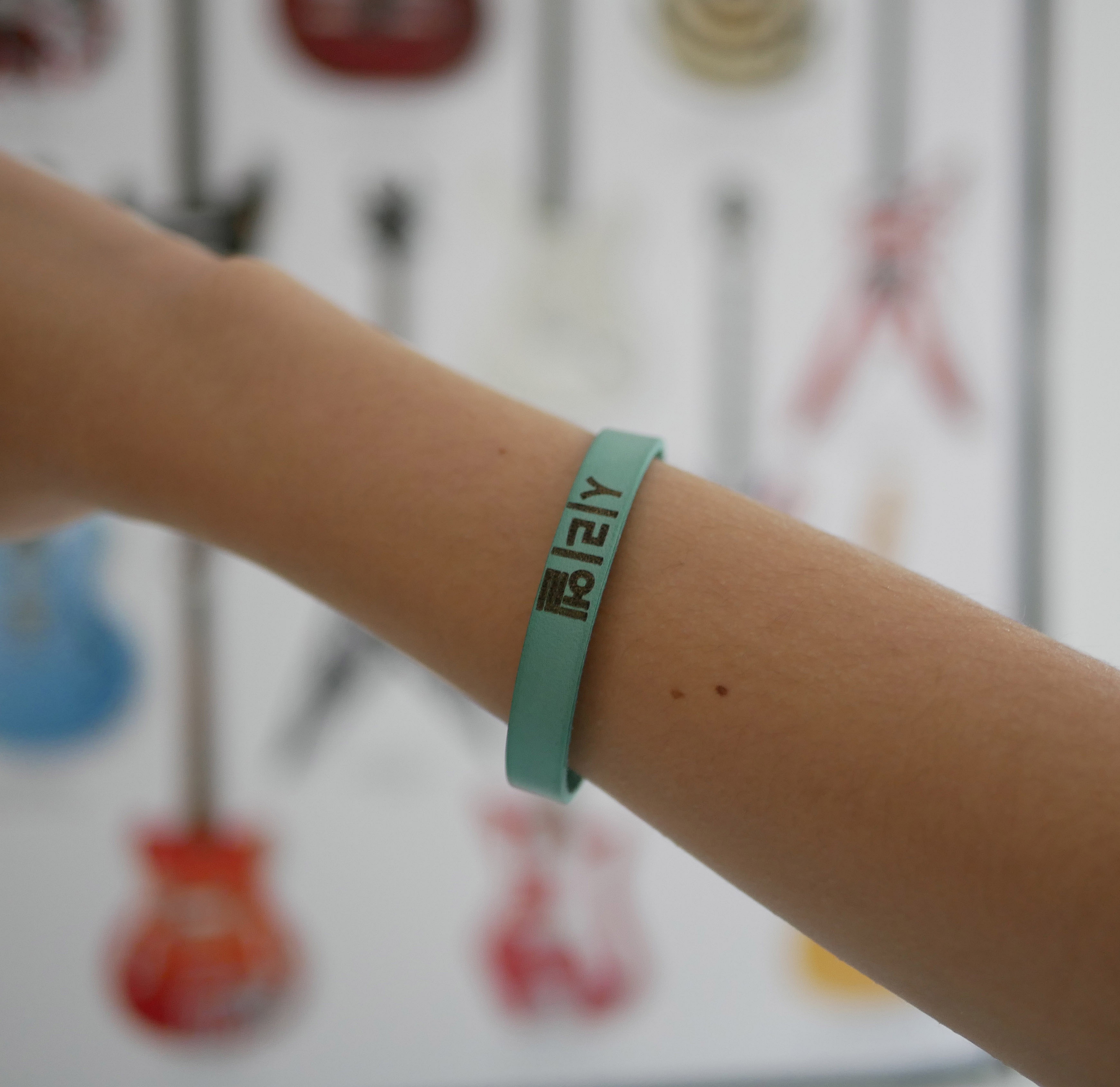 Bracelet personnalisé avec un prénom écrit en coréen.