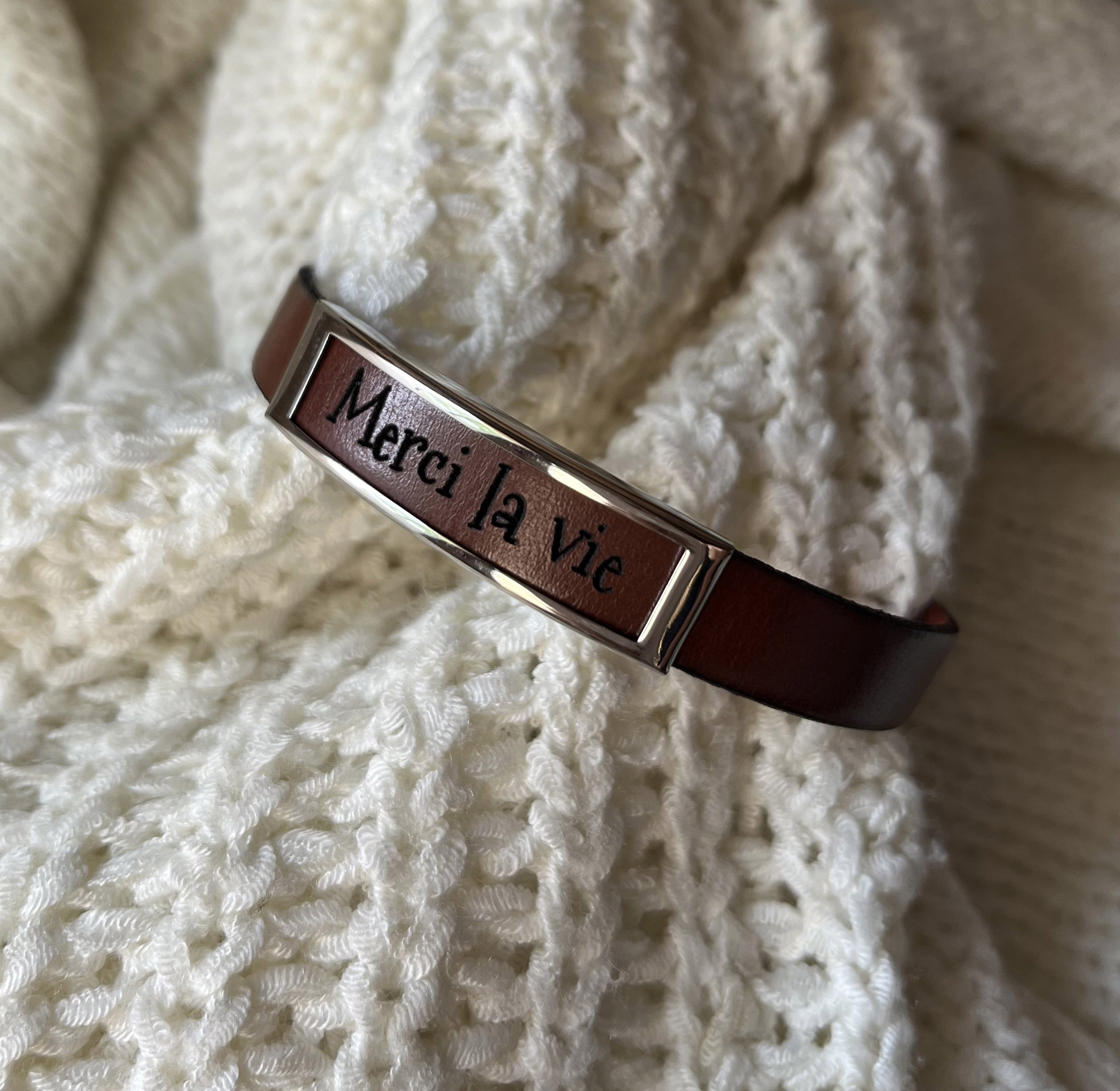 Correa de piel con marco de acero inoxidable grabado con un nombre o una palabra 