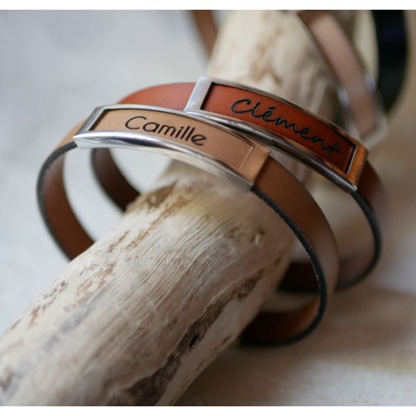 Correa de piel con marco de acero inoxidable grabado con un nombre o una palabra 