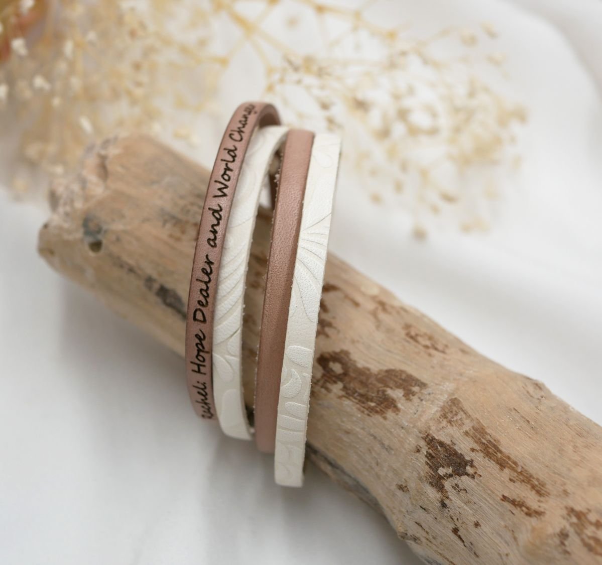 Pulsera doble de cuero blanco con relieve y color a elegir personalizable mediante grabado