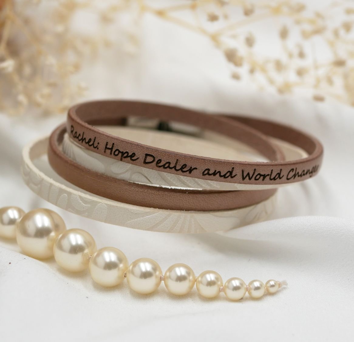 Pulsera doble de cuero blanco con relieve y color a elegir personalizable mediante grabado