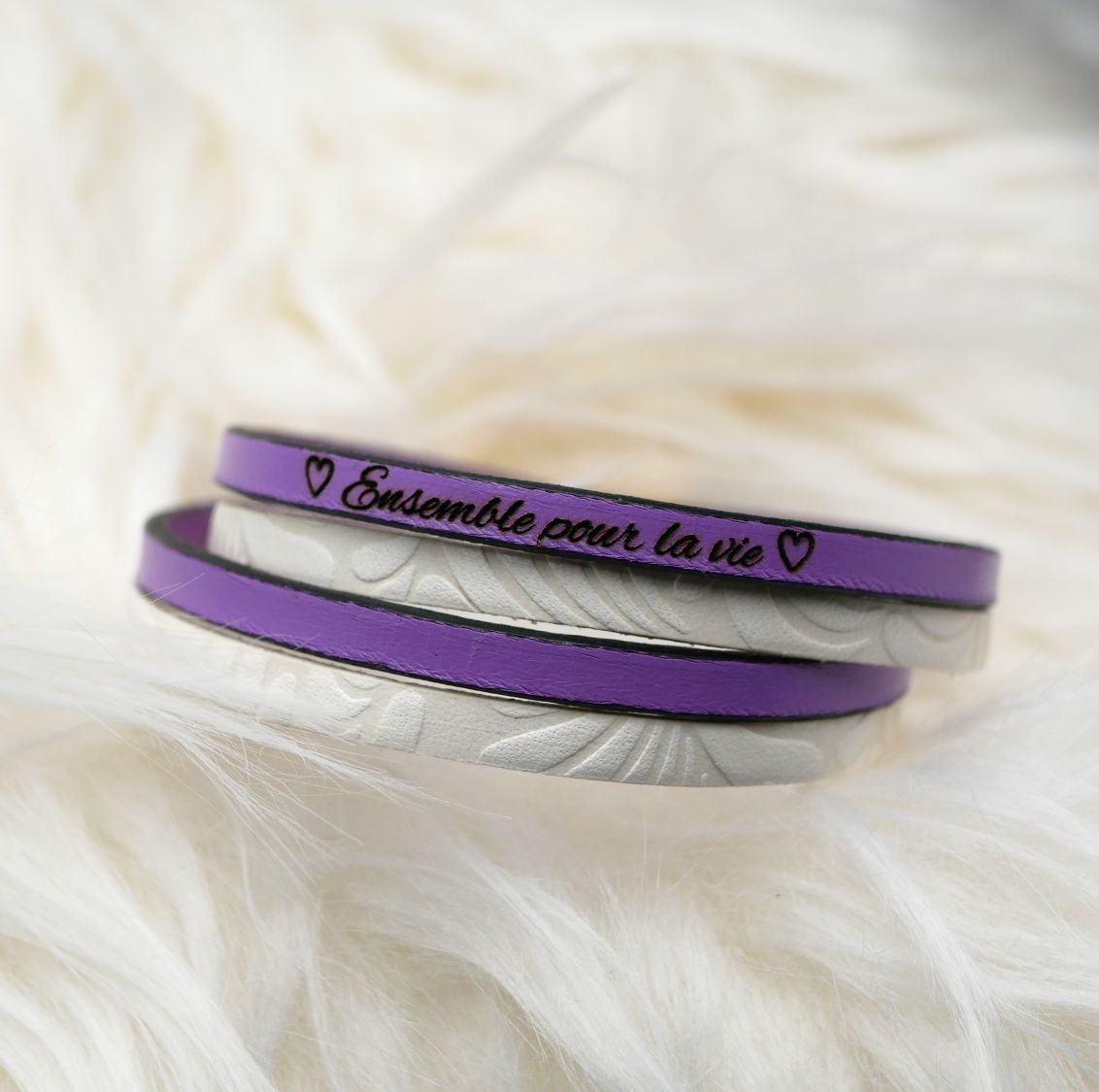 Pulsera doble de cuero blanco con relieve y color a elegir personalizable mediante grabado