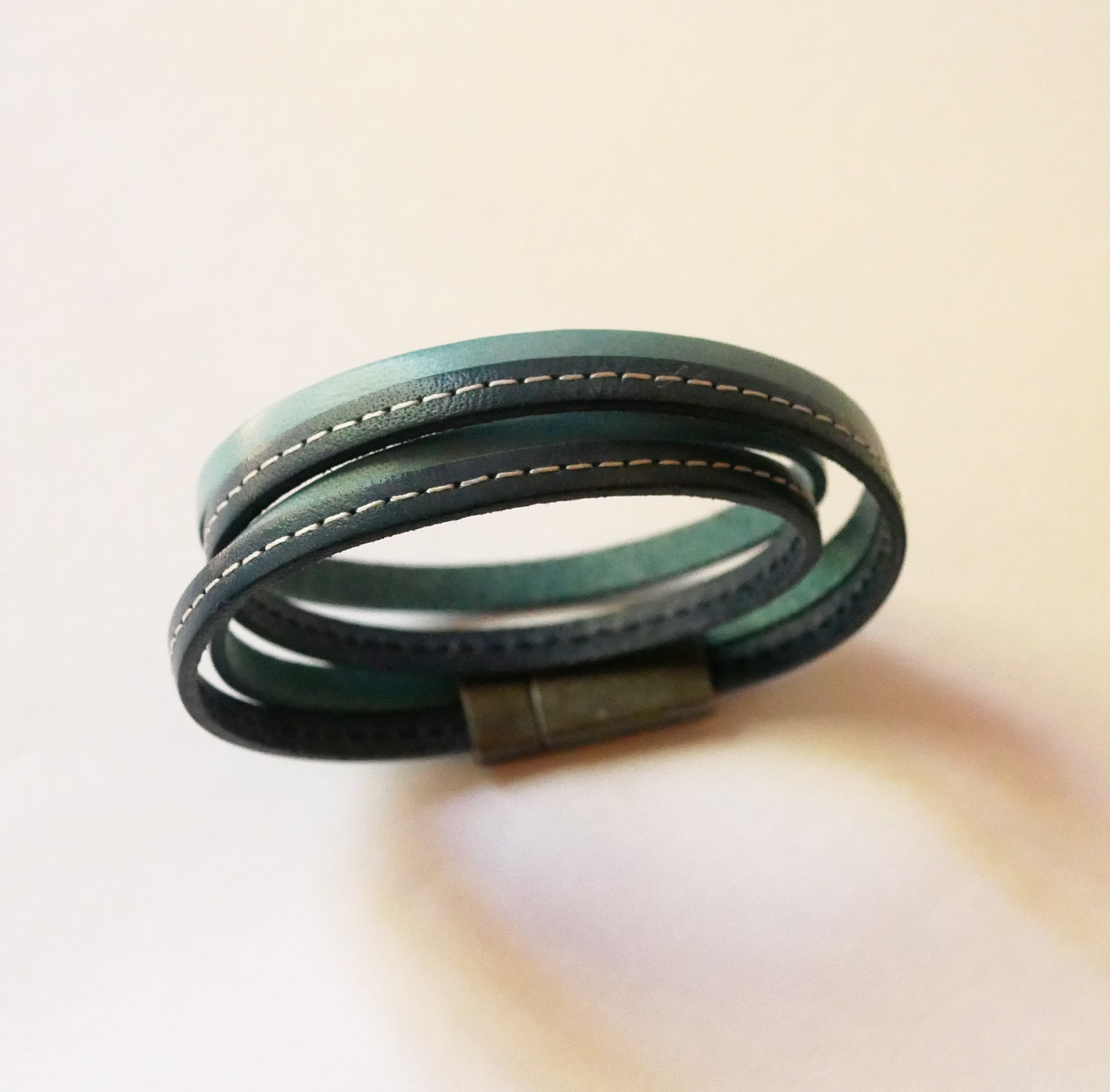 Correa de piel azul de doble costura con cierre magn&eacute;tico