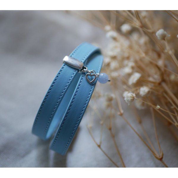 Correa doble de piel azul cielo con pespuntes y colgante a elegir