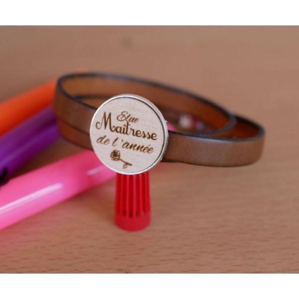 Pulsera doble de cuero con cabuj&oacute;n de madera grabado personalizable